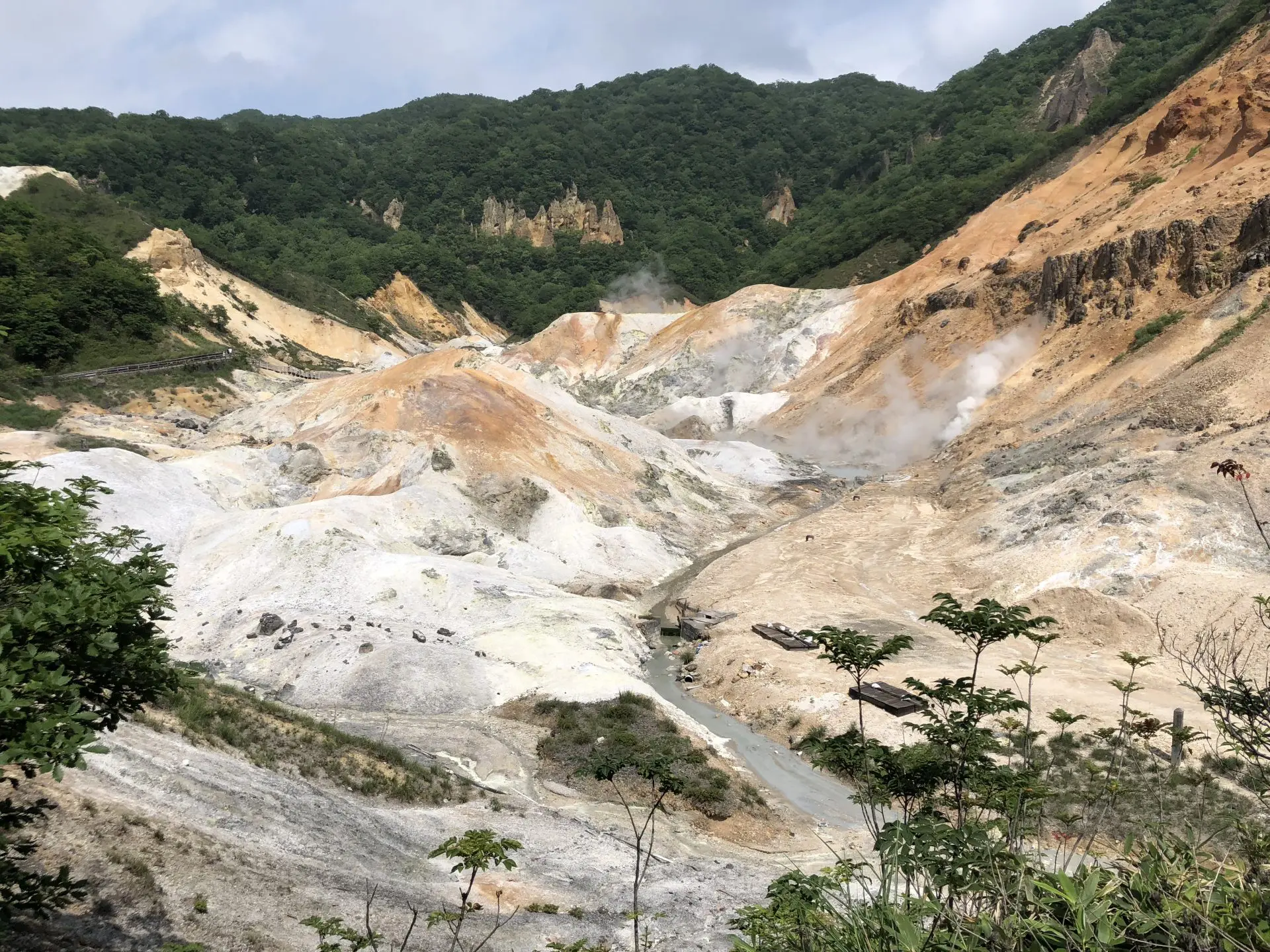 温泉に入り放題という職場も多い「登別温泉」